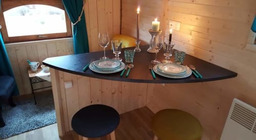 Table. Roulotte au naturel. Roulottes. Ma roulotte sous les Chênes. Raon aux bois. Vosges.