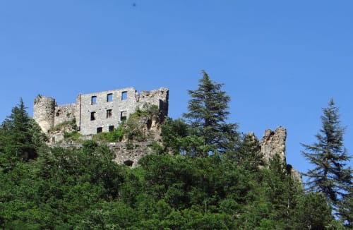medieval Castle of the reine jeanne. Gîtes dela Le Var. In the middle of nature. Guillaumes. Maritime Alps.