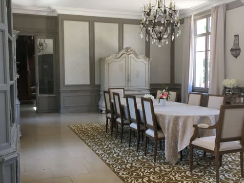 Elegant dining room at Le château d'Hermonville with round table, crystal chandelier, and classic French décor