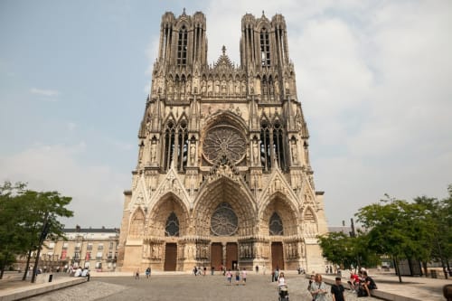 Façade gothique de la Cathédrale de Reims avec ses deux tours jumelles, près du château d'Hermonville en France
