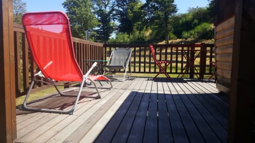 Terrasse en bois. Roulotte passionnée. Roulottes. Ma roulotte sous les Chênes. Raon aux bois. Vosges.