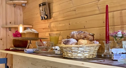 Petit déjeuner local. Roulottes. Ma roulotte sous les Chênes. Raon aux bois. Vosges.