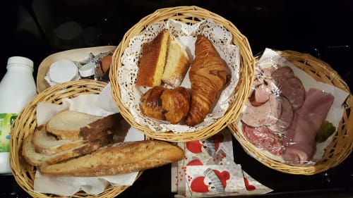 Petit déjeuner. Roulottes. Ma roulotte sous les Chênes. Raon aux bois. Vosges.