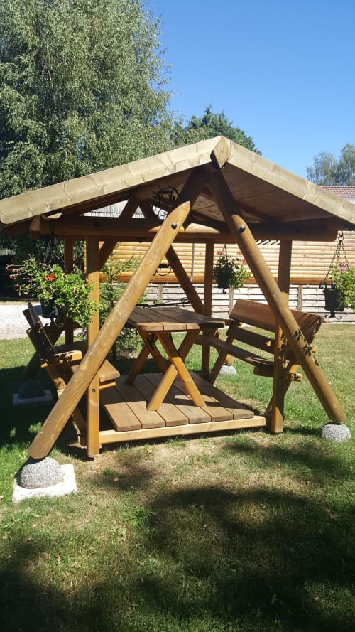 Table d'extérieur. Roulottes. Ma roulotte sous les Chênes. Raon aux bois. Vosges.