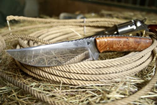 Couteau et corde. Roulottes. Ma roulotte sous les Chênes. Raon aux bois. Vosges.
