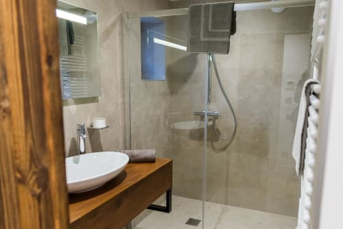 Dusche. Doppelzimmer. Les Jardins de Madeleine. Gästehaus. Bernardvillé. Elsass