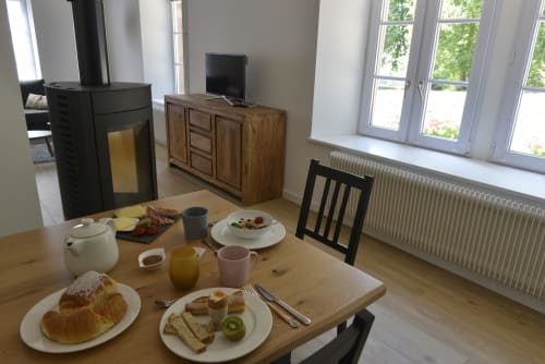tabelle. gemütliche Wohnung. Les Jardins de Madeleine. Gästehaus. Bernardvillé. Elsass.