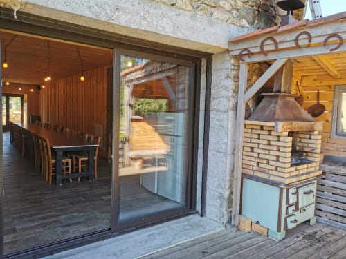 Terrasse équipée d’un barbecue pour vos week-end en gîte de groupe dans le Puy-de-dôme et proche de Noirétable.