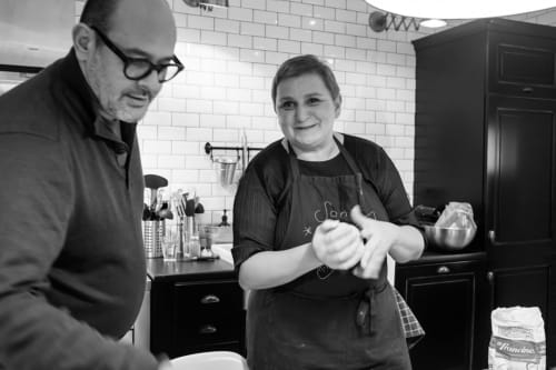 Chef et directeur souriants dans la cuisine moderne des Filles du Bord de Mer, Port-en-Bessin-Huppain