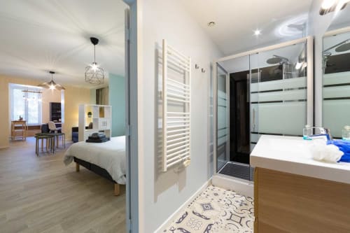 Appartement Valériane à Un Air De Famille BnB à Vittel avec chambre, salle de bain avec douche et coin salon