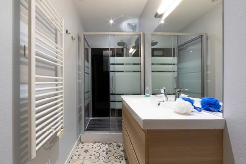 Salle de bain moderne de l'appartement Valériane à Un Air De Famille, Vittel, avec douche à l'italienne et meuble vasque
