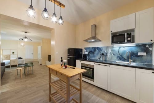 Cuisine et salle à manger modernes de l'appartement Valériane à Un Air De Famille B&B à Vittel, France