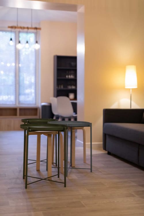 Séjour moderne à Un Air De Famille avec tables gigognes, canapé, suspensions et lampadaire ambiance chaleureuse à Vittel