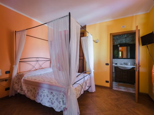 All’ombra del castello | Cigliè, Cuneo, Langhe