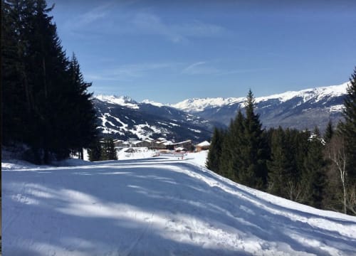 Ski slopes connecting the CosyArc Saint-Bernard chalet to the Arc 1800 snow front