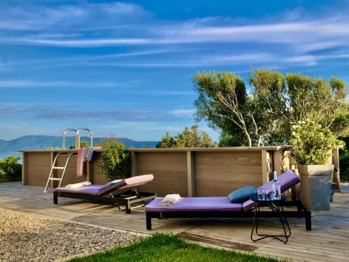 Zone de piscine Villas Marincelu avec transats, terrasse en bois et vue sur la mer Méditerranée à Serra di Ferro