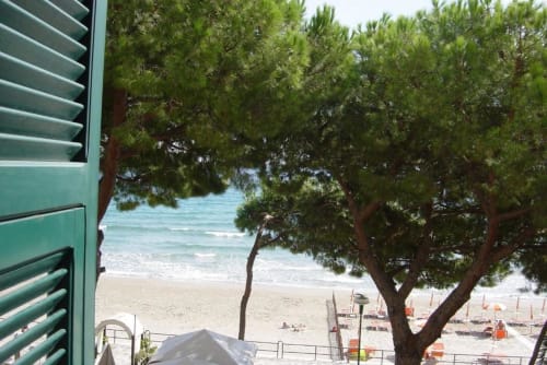 Balkon mit Meerblick des Hotel Beau Rivage auf den Strand von Alassio mit Pinien und Mittelmeergewässern
