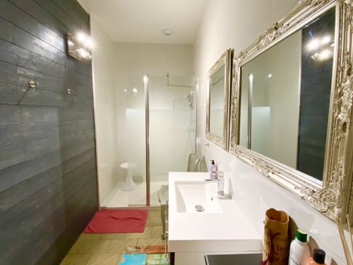 Salle de bain avec douche à l’italienne- chambre familiale-petits déjeuners faits maison-spa-piscine