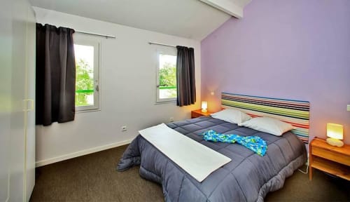 La chambre parentale est équipée d'un lit double de 140 cm