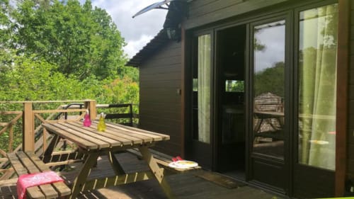 Pour profiter de diner en extérieur, la terrasse est équipée d'un luminaire