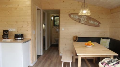 A l'étage principal, tout le confort nécessaire est disponible : salon, salle de bain, toilettes séparées