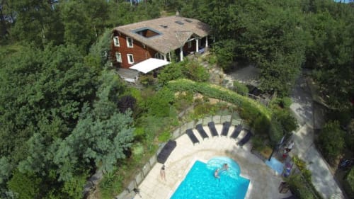 La villa et son jacuzzi privatif surplombe la piscine commune du village Nature et Océan