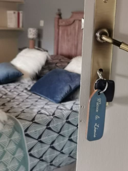 Porte de chambre d'hôtel avec un panneau « Prière de ne pas déranger », chambre avec oreillers bleus visibles à La Cour d'Hortense