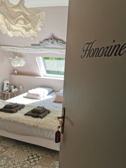 Chambre Chez Honorine à La Cour d'Hortense, Sailly-Flibeaucourt : lit blanc, vue sur le jardin et décoration élégante