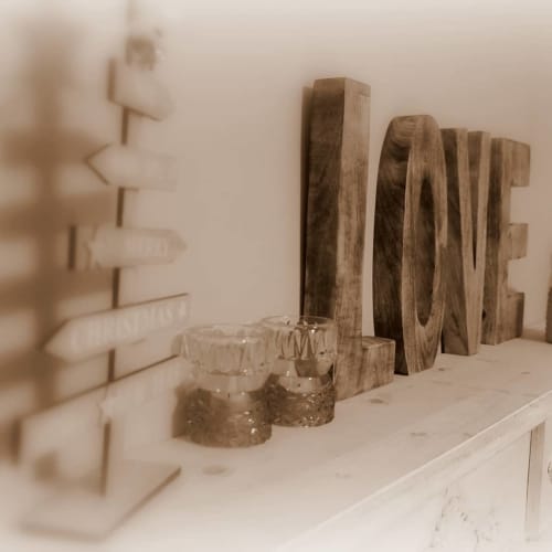 Lettres décoratives en bois LOVE et bougies sur une étagère à La Cour d'Hortense, Sailly-Flibeaucourt