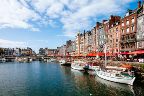 Port coloré de Honfleur avec voiliers et bâtiments waterfront près de l'hôtel Les Cabines à Houlgate, France