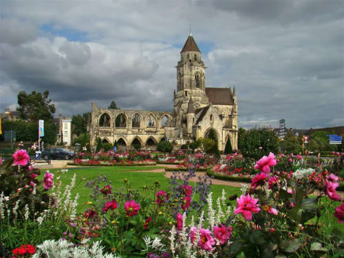 Iglesia gótica con jardín de flores rosas en Houlgate, Francia cerca del hotel Les Cabines