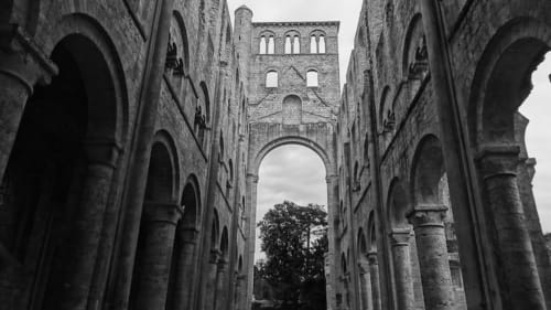 Arco de piedra medieval con columnas en el hotel Les Cabines en Houlgate, Francia