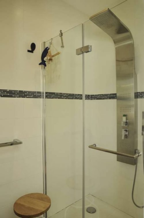 Shower. Esprit du Soleil. Escapades Lointaines. Bed and breakfast. Perpignan.