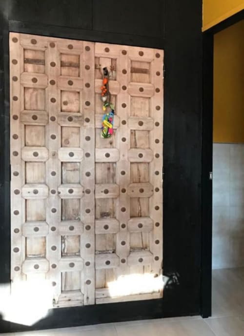 Door. La Suite. Escapades Lointaines. Bed and breakfast. Perpignan.