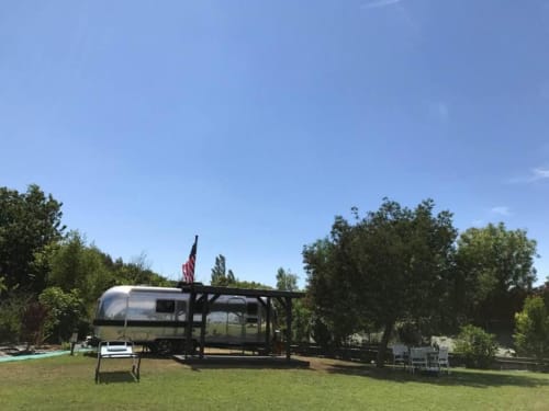 Jardin. Caravane americaine Airstream. la Suite. Escapades Lointaines. Chambres d'hôtes. Perpignan.