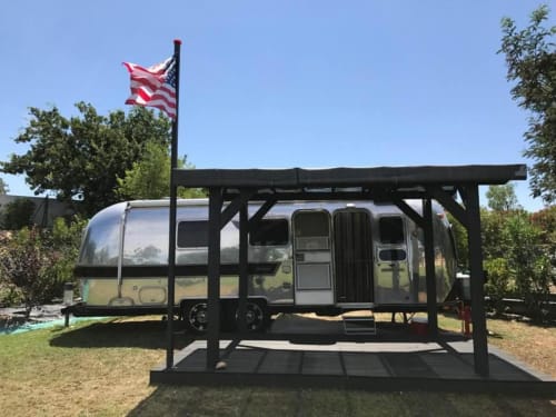 Terrace. American caravan Airstream. Escapades Lointaines. Bed and breakfast. Perpignan.