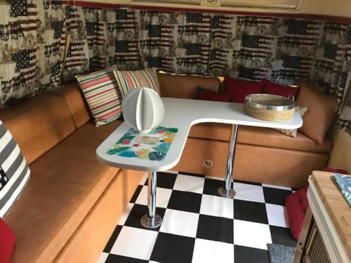 Sofa. American caravan Airstream. Escapades Lointaines. Bed and breakfast. Perpignan.