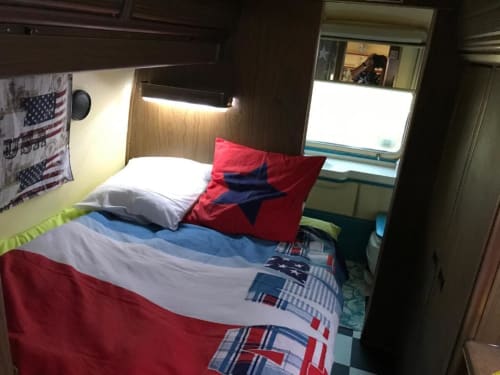 Bed. American caravan Airstream. Escapades Lointaines. Bed and breakfast. Perpignan.