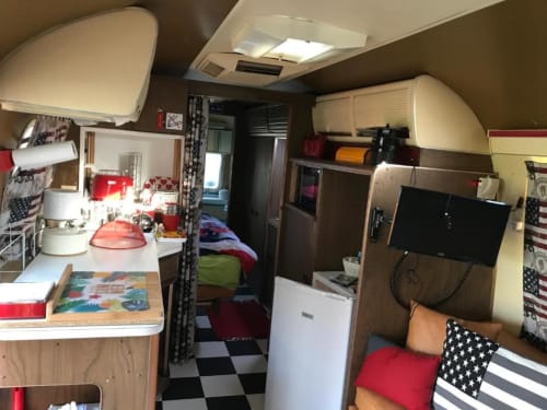 TV. American caravan Airstream. Escapades Lointaines. Bed and breakfast. Perpignan.