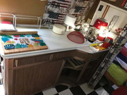 Kitchen. American caravan Airstream. Escapades Lointaines. Bed and breakfast. Perpignan.