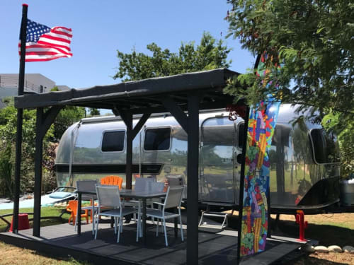 outdoor table. American caravan Airstream. Escapades Lointaines. Bed and breakfast. Perpignan.