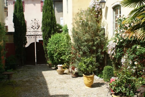 courtyard. Valley of Gems. Rooms. Hotel particulier de Digoine. Bed and breakfast and apartment. Bourg-Saint-Andéol. Ardèche.
