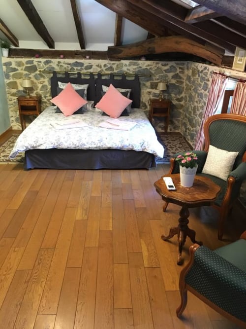 chambre. chambre joyeuse. Moulin Urketa. Chambres d'hôtes et gîte. Ayherre. Pays Basque.