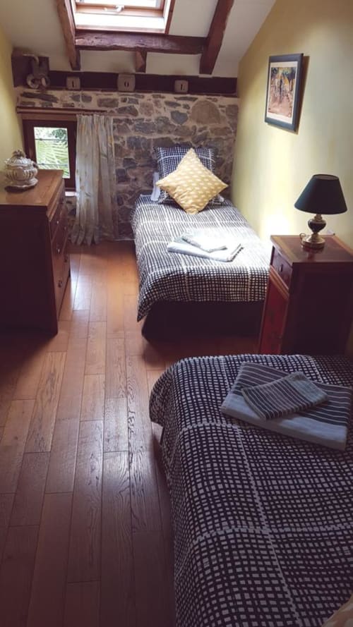 lits simples. chambre joyeuse. Moulin Urketa. Chambres d'hôtes et gîte. Ayherre. Pays Basque.