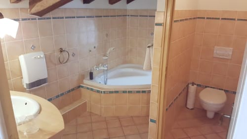 salle de bain. chambre l'aran. Moulin Urketa. Chambres d'hôtes et gîte. Ayherre. Pays Basque.