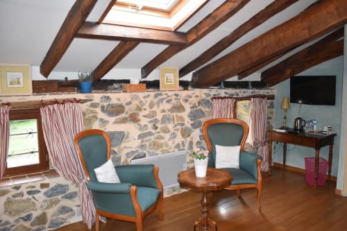 café thé. chambre joyeuse. Moulin Urketa. Chambres d'hôtes et gîte. Ayherre. Pays Basque.