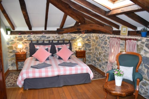 lit double. chambre joyeuse. Moulin Urketa. Chambres d'hôtes et gîte. Ayherre. Pays Basque.