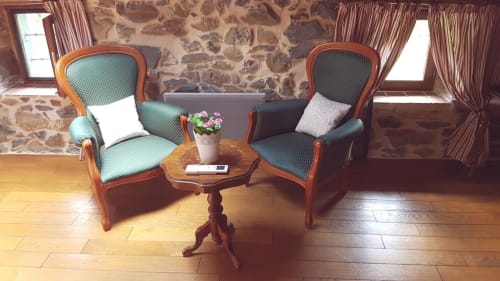 fauteuils. chambre joyeuse. Moulin Urketa. Chambres d'hôtes et gîte. Ayherre. Pays Basque.