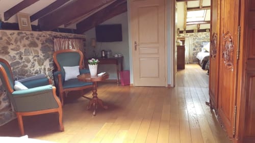 coin salon. chambre joyeuse. Moulin Urketa. Chambres d'hôtes et gîte. Ayherre. Pays Basque.