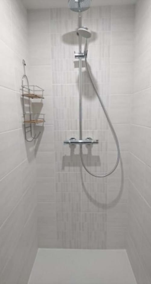 douche à l'italienne salle de bain privée, étage
